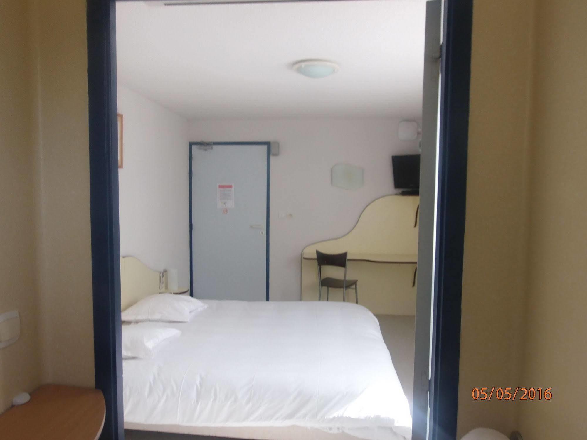 Le Saint Pierre Otel Moncoutant Dış mekan fotoğraf