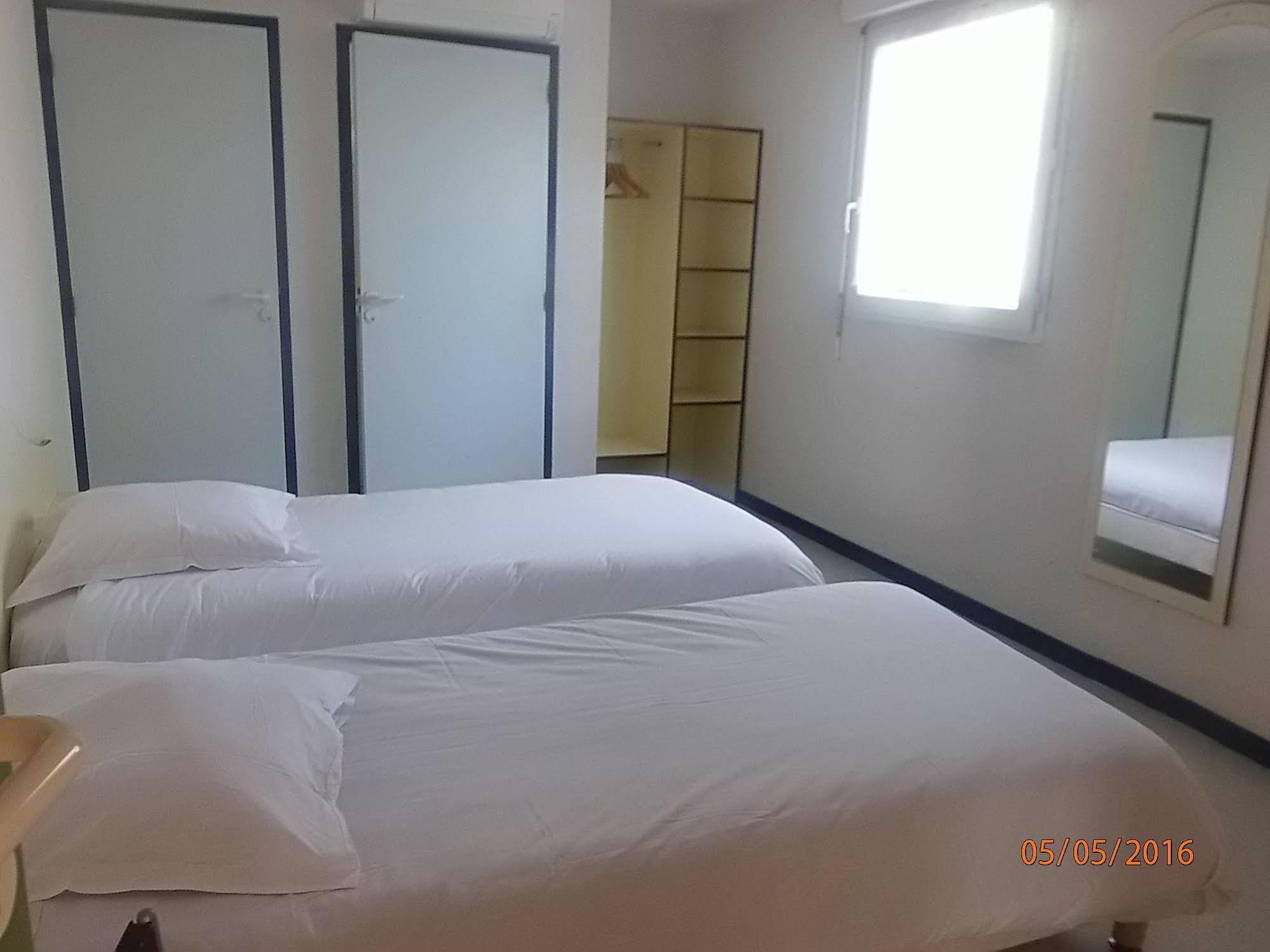 Le Saint Pierre Otel Moncoutant Dış mekan fotoğraf