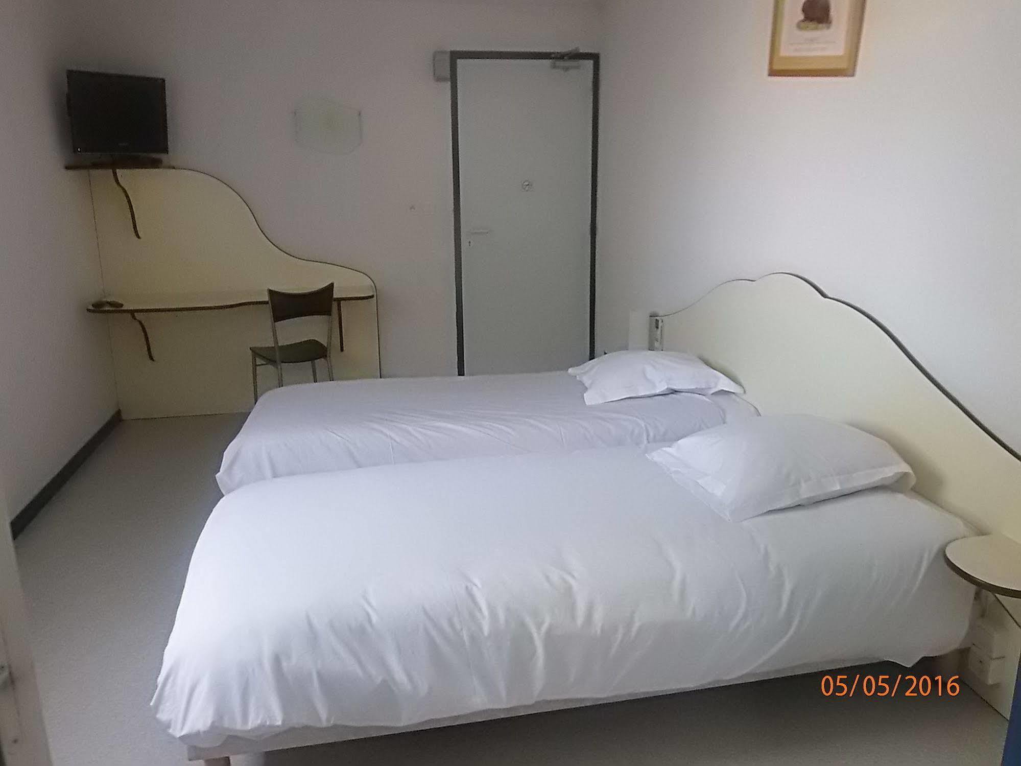 Le Saint Pierre Otel Moncoutant Dış mekan fotoğraf